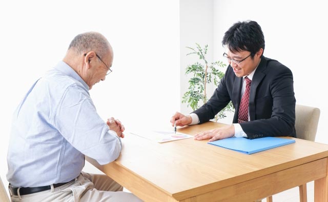 町田市家族葬 東横メモリアルが高齢の遺族と葬儀内容を丁寧に打ち合わせしている