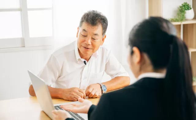 町田市家族葬 東横メモリアルの案内する町田市で高齢男性が葬儀プランを説明されている様子