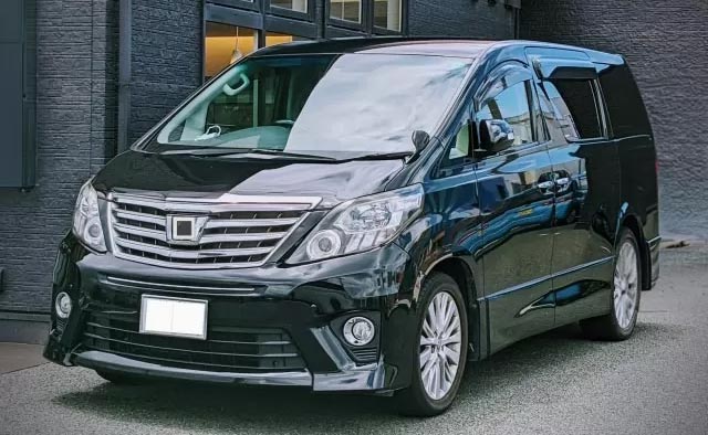 町田市家族葬 東横メモリアルの黒い寝台車が斎場へ故人を搬送するため町田市で待機している