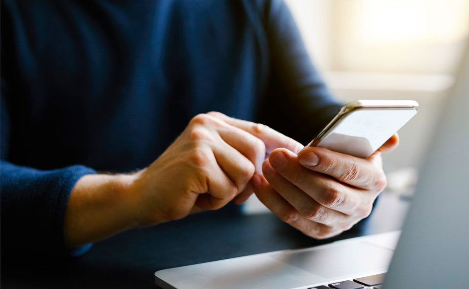 町田市家族葬 東横メモリアルが深夜にスマホで搬送依頼の電話を受ける手元のアップ