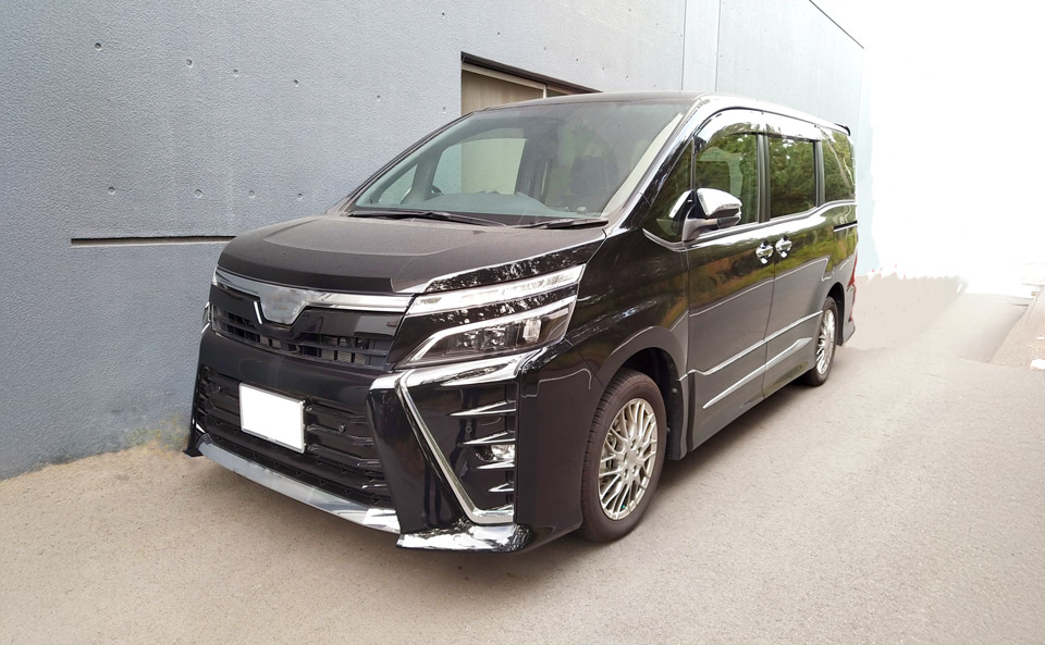 町田市家族葬 東横メモリアルの黒い寝台車が病院前で搬送準備をしている