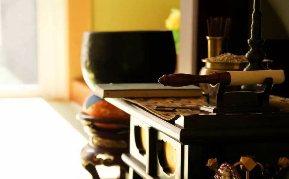 町田市家族葬 東横メモリアルが和室の祭壇で念珠と位牌を置いた葬儀相談用の備品を整えている