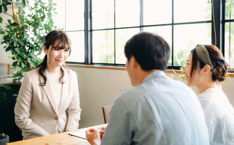 町田市家族葬 東横メモリアルの相談員が夫婦に事前相談を行っている