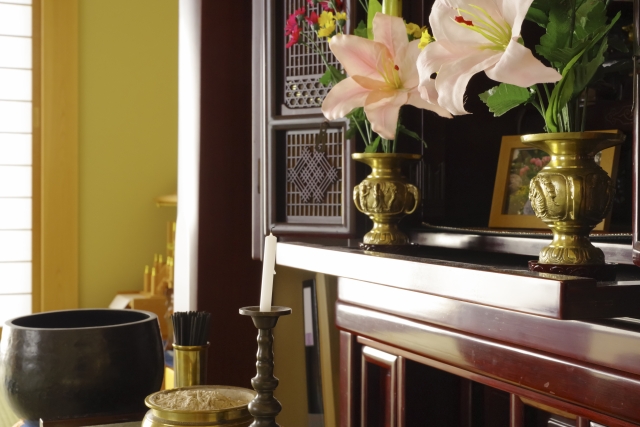 町田市家族葬 東横メモリアルの祭壇に並んだ位牌と供花、葬儀後の手続き案内に使う静かな祭壇風景