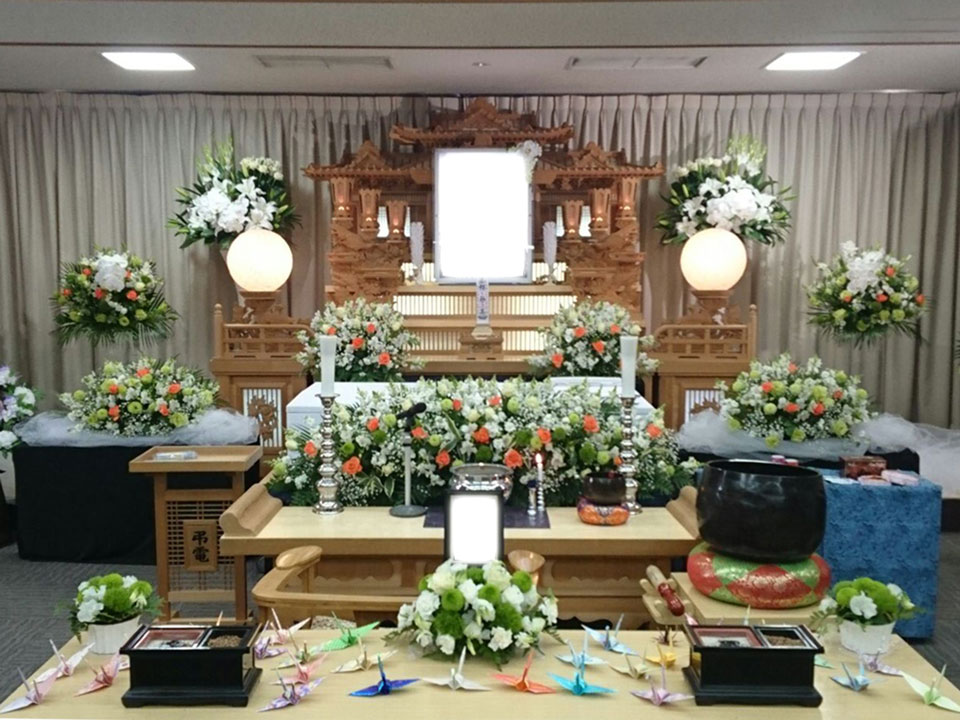 町田市家族葬 東横メモリアルが紹介する南多摩斎場の花飾りを整えた家族葬祭壇