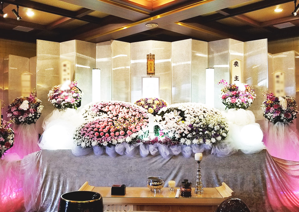 町田市家族葬 東横メモリアルが祭壇に生花を飾った家族葬の式場風景