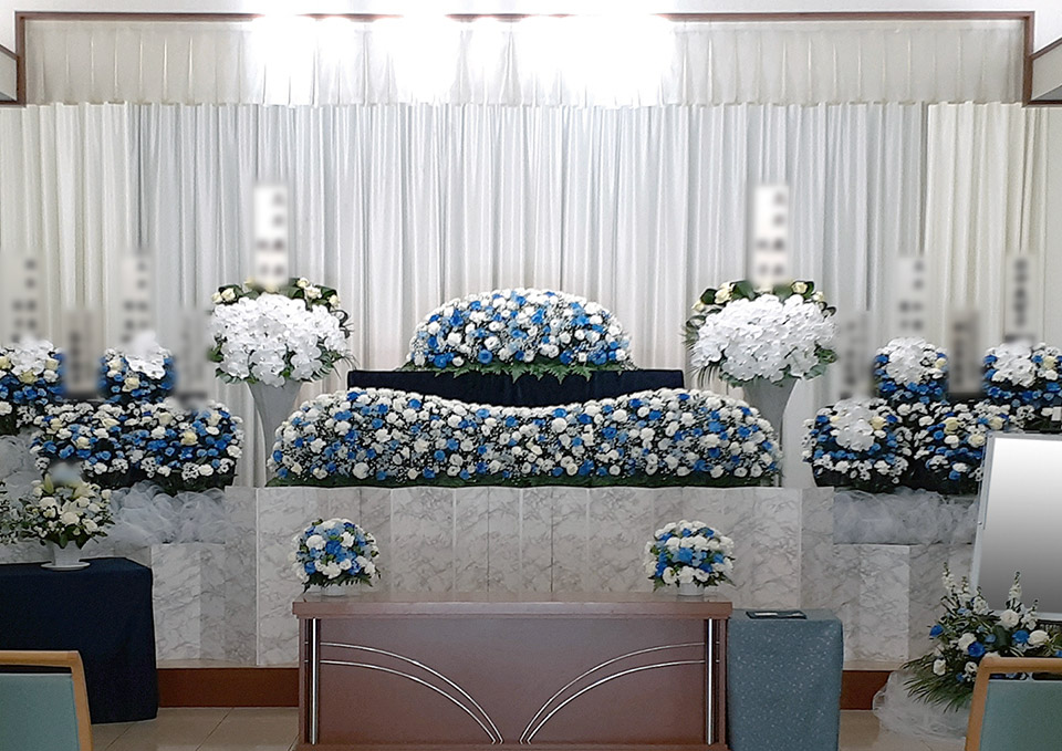 町田市家族葬 東横メモリアルが紹介するみなみ会館の飾られた青白の家族葬祭壇