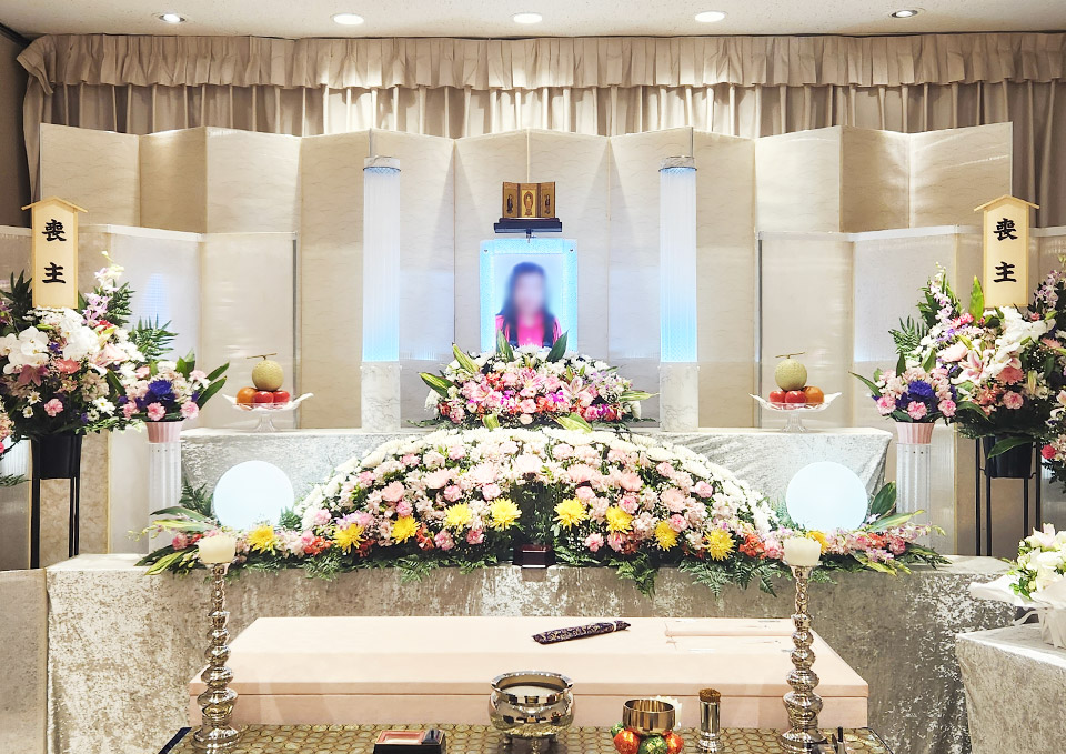 町田市家族葬 東横メモリアルの式場で花束に囲まれた遺影を飾る葬儀の祭壇(町田市 葬儀社)