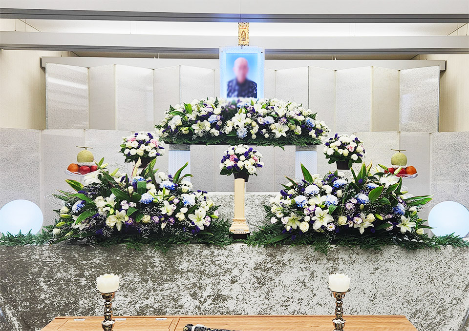 町田市家族葬 東横メモリアルが祭壇に白と紫の花で一日家族葬を飾る式場風景