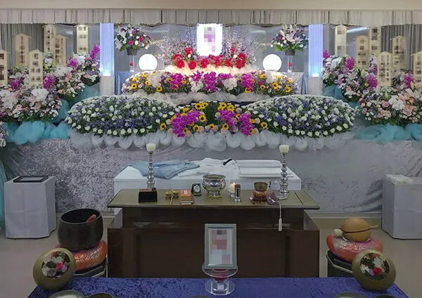 町田市家族葬 東横メモリアルの祭壇に白木位牌と彩り豊かな供花が並ぶ家族葬の式場風景