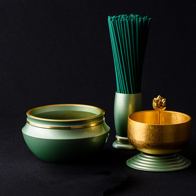町田市家族葬 東横メモリアルが町田市で提案する緑の線香立てと金色の香炉の仏具セット